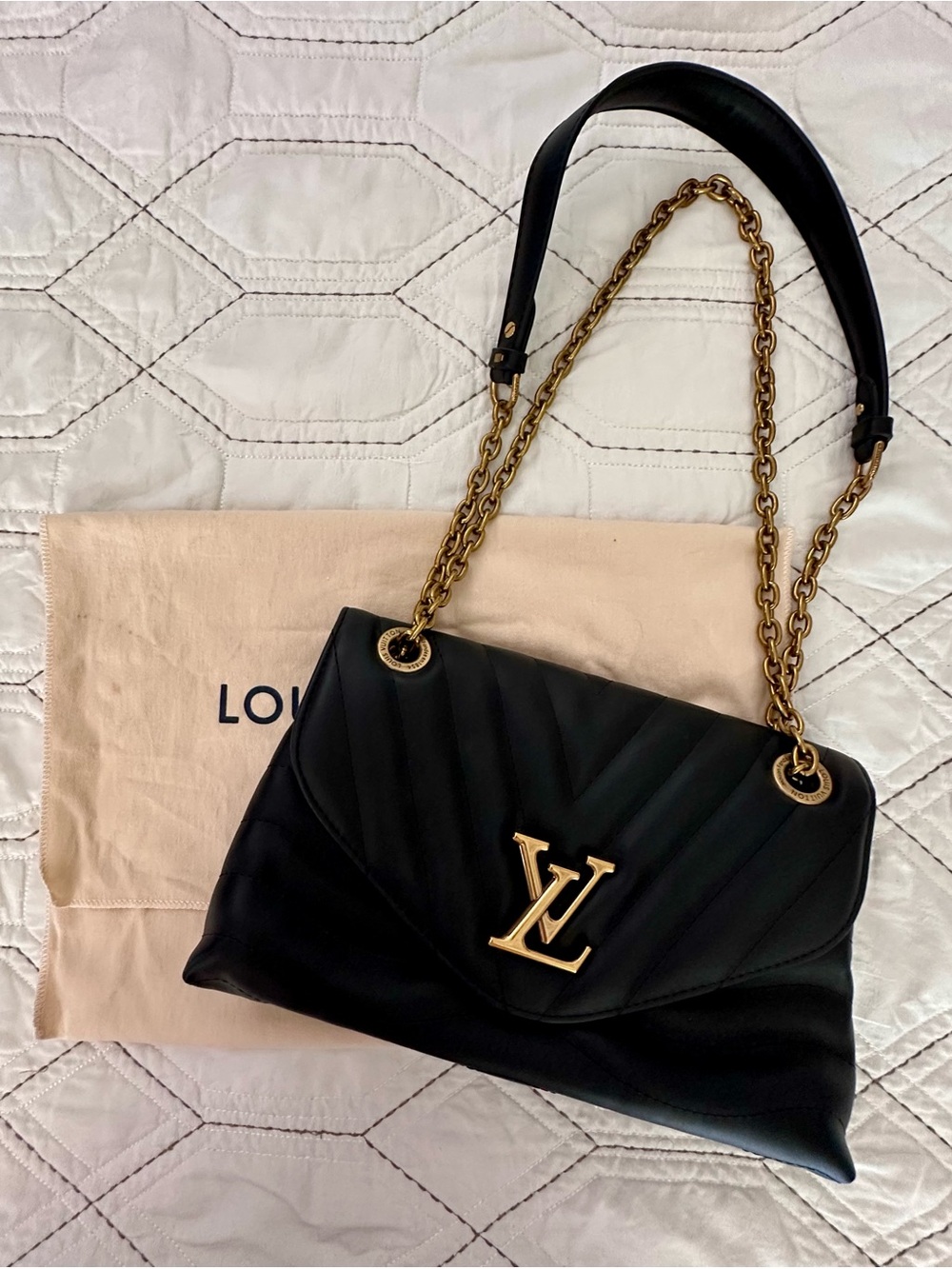 Luxury New Wave Chain Black Quilted Shoulder Bag - Picture 2 of 16